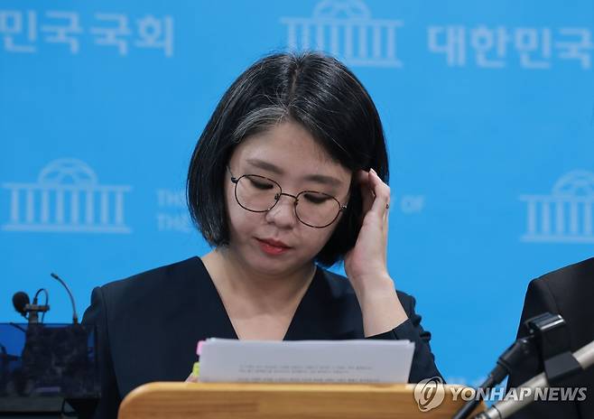 기자회견 마친 용혜인 후보자 취재진 질문 응대