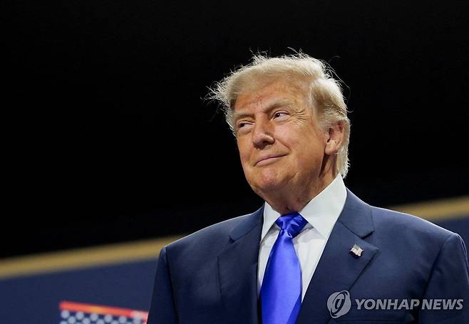 도널드 트럼프 미국 대통령 9일(현지시간) 미국 텍사스주 댈러스서 열린 공화당 중간선거 전당대회에 도널드 트럼프 미국 대통령이 무대로 입장하고 있다. [로이터=연합뉴스. 재판매 및 DB 금지]