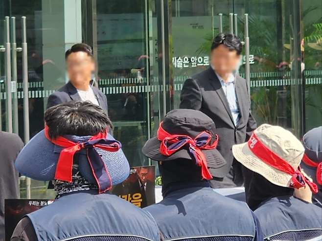 지난 8일 용인시 현대모비스 마복연구소 앞에서 민주노총 금속노조 현대모비스 사무연구직지회가 램프사업부 매각 반대 집회를 진행하며 사측과 대치 중인 모습. 사진=금속노조