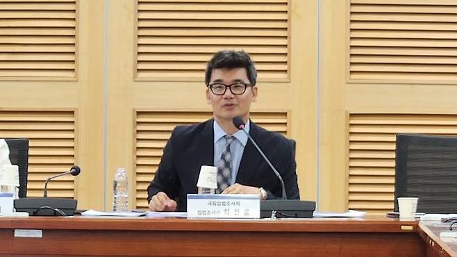 이날 세미나는 최진응 국회입법조사처 입법조사관의 ‘디지털 위험에 대응한 규제 모델의 전환, 정보통신망법 개편과 온라인 안전법 제정 입법 방향’을 주제로 한 발표로 시작됐다. (사진=테크42)