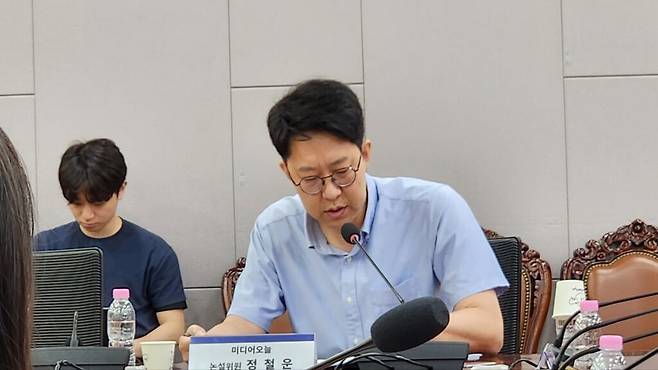 정철운 미디어오늘 논설위원은 불법정보 유통 방지 책임을 플랫폼으로 옮기는 것이 피해 구제의 신속성 측면에서는 효과적일 수 있다고 평가했다. 다만 과거 포털의 ‘임시조치’처럼 권리침해 여부가 불분명한 정보까지 먼저 차단되는 문제가 반복될 가능성과 해외 플랫폼에 대한 실질적인 집행력을 우려했다. (사진=테크42)