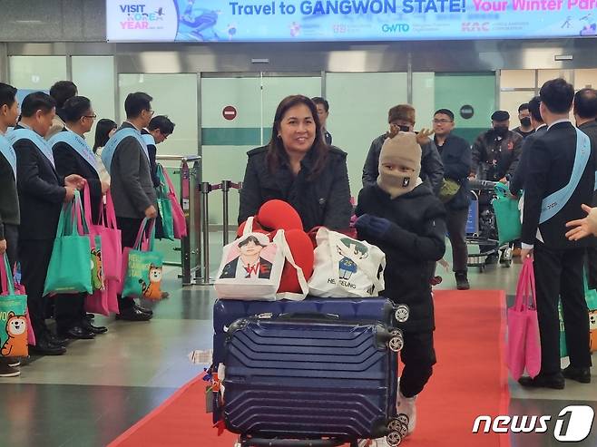 지난 2023년 강원도와 강원관광재단이 유치한 필리핀 마닐라~양양 노선 전세기로 양양국제공항에 도착한 필리핀 관광객.ⓒ 뉴스1 윤왕근 기자