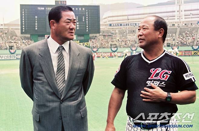 일본야구를 호령했던 두 한국인 거물이 2026년 차례로 영면했다. 1991년 부산에서 열린 올스타전에서 만난 LG 백인천 감독과 장훈(오른쪽).