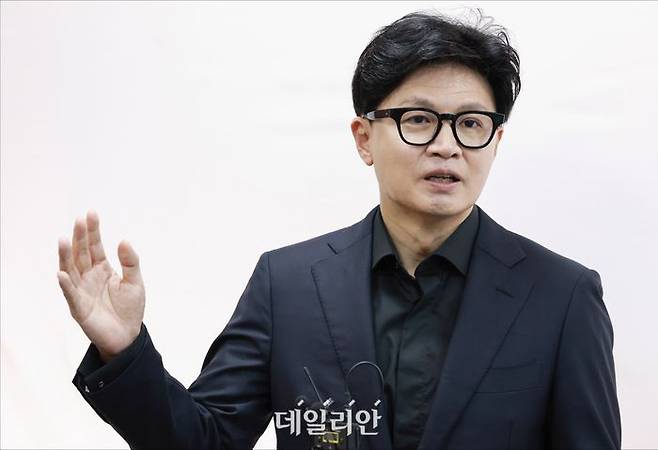 무소속 한동훈 의원이 11일 서울 여의도 국회 의원회관에서 열린 김승원 법무부 장관 후보의 '신약 임상시험 청탁' 의혹과 관련한 제넨셀·세종메디칼 주가조작 피해자들 기자회견에 참석해 발언하고 있다. ⓒ데일리안 홍금표 기자