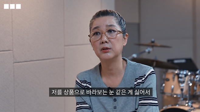 이상은이 18세에 데뷔해 신드롬급 인기를 누렸던 당시를 돌아보며 자신을 상품처럼 바라보는 시선에 회의를 느꼈다고 밝혔다.  BBC News 코리아 유튜브 채널 화면