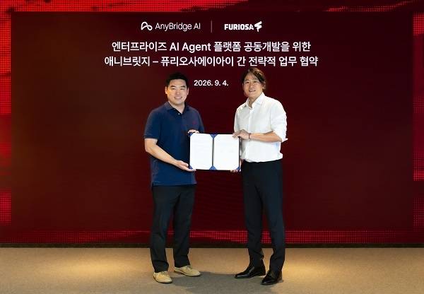 박종세 애니브릿지 대표(왼쪽)와 백준호 퓨리오사AI 대표가 엔터프라이즈 AI 에이전트 플랫폼 공동 개발을 위한 전략적 업무협약을 체결한 뒤 기념촬영을 하고 있다. (애니브릿지 및 퓨리오사AI 제공)
