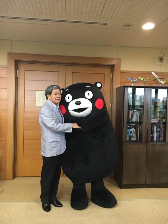 가바시마 이쿠오 구마모토현 지사(왼쪽)와 구마몬. 중앙포토