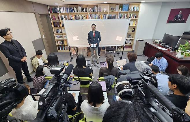 박정훈 국민의힘 의원이 11일 국회 의원회관 본인의 사무실에서 김승원 법무부 장관 후보자 ‘신약 임상실험 승인 청탁 의혹’ 관련 제넨셀·세종메디칼 주가조작 피해자 기자회견을 열고 발언하고 있다. 기자회견에는 한동훈 무소속 의원도 참석했다. 연합뉴스