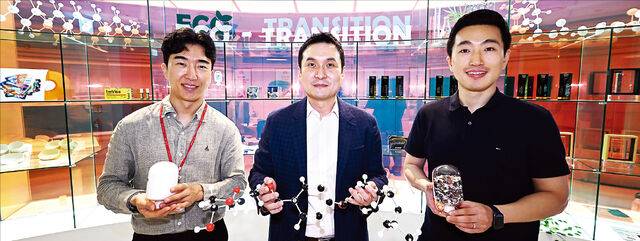 SK케미칼 리사이클 본부 원료혁신팀의 유지웅 매니저, 김영환 팀장, 김선우 매니저(왼쪽부터)가 지난 9일 경기도 성남시 판교 본사에서 플라스틱 구조와 원료 모형을 들고 사진 촬영을 하고 있다. 원료혁신팀은 중국 주재원 포함 5명으로 구성돼 있다. 김 팀장은 “화학전공자부터 기획, 컨설팅, 신사업 개발 등 각기 다른 이력을 가진 팀원들이 모여 시너지를 만들어내고 있다”고 말했다. 최현규 기자