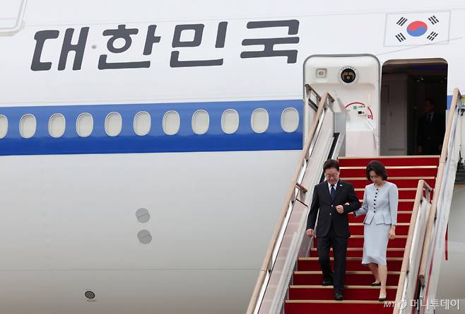 [성남=뉴시스] 조성봉 기자 = 프랑스 국빈 방문을 마친 이재명 대통령과 김혜경 여사가 10일 경기 성남 서울공항에 도착해 공군 1호기에서 내려오고 있다. 2026.09.10. suncho21@newsis.co /사진=김진아