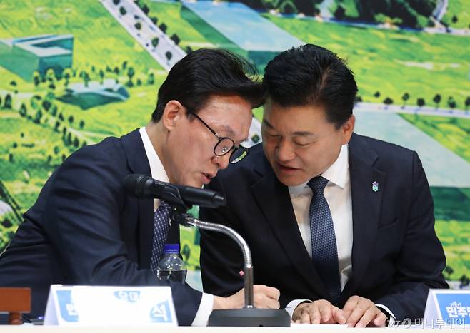 (청주=뉴스1) 김용빈 기자 = 김민석 더불어민주당 대표와 신용한 충북지사가 11일 충북도청에서 열린 최고위원회의에서 대화하고 있다. 2026.9.11/뉴스1  Copyright (C) 뉴스1. All rights reserved. 무단 전재 및 재배포,  AI학습 이용 금지. /사진=(청주=뉴스1) 김용빈 기자