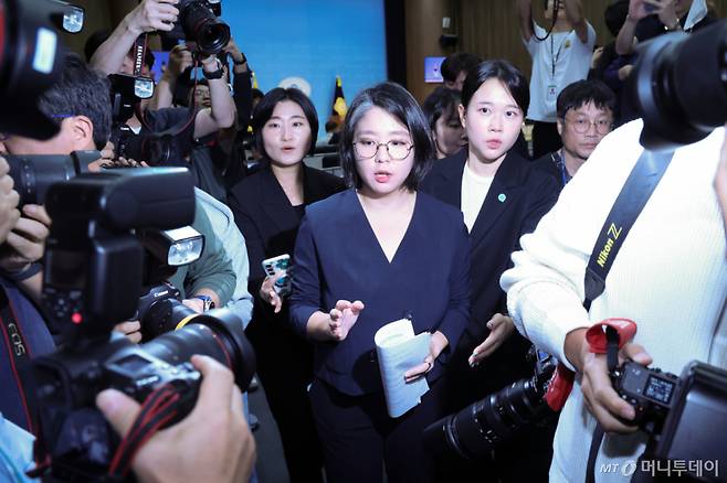 (서울=뉴스1) 황기선 기자 = 용혜인 성평등가족부 장관 후보자가 10일 서울 여의도 국회 소통관에서 입장 발표 기자회견을 마치고 이동하고 있다.  2026.9.10/뉴스1  Copyright (C) 뉴스1. All rights reserved. 무단 전재 및 재배포,  AI학습 이용 금지. /사진=(서울=뉴스1) 황기선 기자