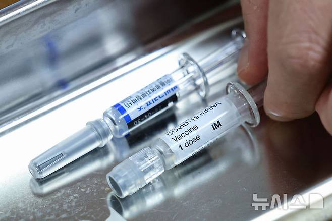 [서울=뉴시스] 권창회 기자 = 서울 시내 한 이비인후과 의원에 코로나19 백신과 독감 백신이 놓여있다. 2025.10.29. kch0523@newsis.com