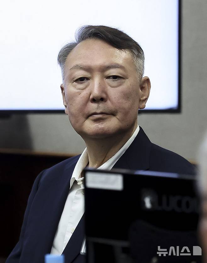 [서울=뉴시스] 사진공동취재단 = 이종섭 전 국방부 장관을 호주대사로 임명해 해외로 출국시킨 혐의로 재판에 넘겨진 윤석열 전 대통령이 무죄를 선고받았다. 사진은 윤 전 대통령. 2025.09.11. photo@newsis.com