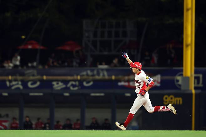 [서울 =뉴시스] 프로야구 KIA 타이거즈 박재현이 11일 광주-기아챔피언스필드에서 열린 2026 신한 쏠 KBO리그 SSG 랜디서와의 경기에서 홈런을 친 뒤 베이스를 돌고 있다. (사진=KIA 타이거즈 제공) 2026.09.11. *재판매 및 DB 금지