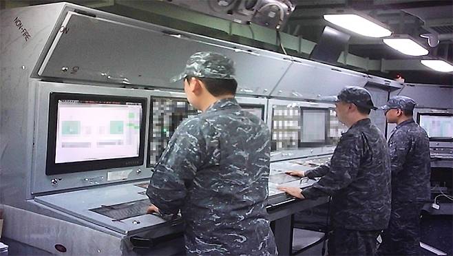 해군 장병들이 통합기관제어체계(ECS) 장비를 운용하는 모습. 한화시스템 제공