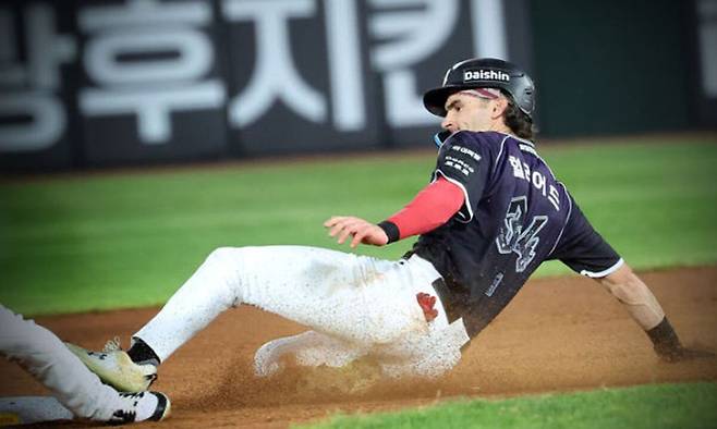프로야구 KT 위즈 샘 힐리어드가 지난 10일 부산 사직구장에서 열린 2026 신한 쏠 KBO리그 롯데 자이언츠와의 경기에서 안타를 친 뒤 2루로 슬라이딩하고 있다. KT 위즈 제공