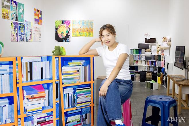 8월23일 치명타 작가가 인천에서 열리는 자신의 개인전 <생활공간 운용 연습>에서 카메라를 응시했다. ⓒ시사IN 조남진