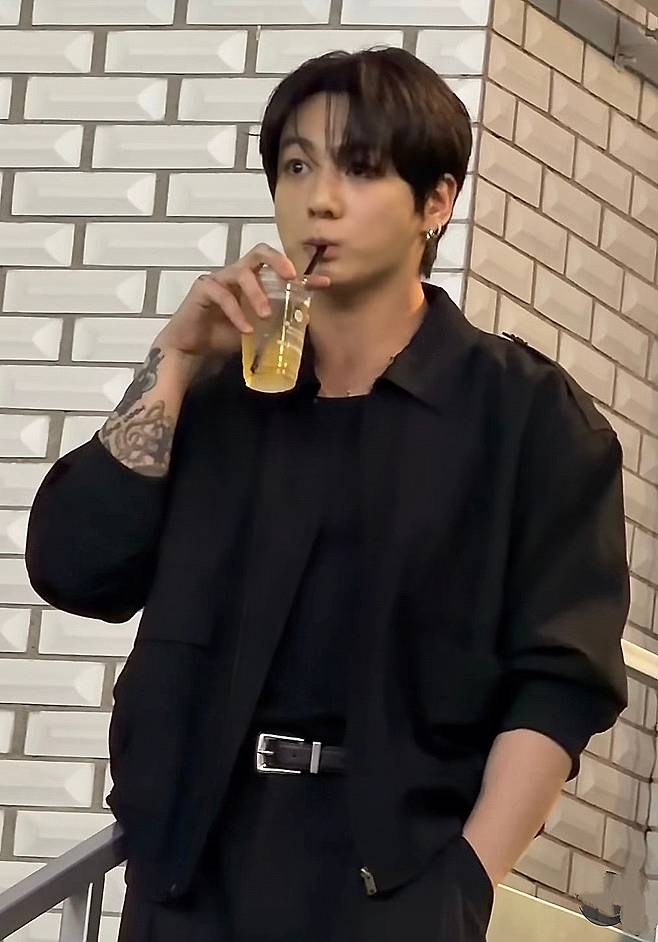 방탄소년단 정국, 성수동 빛낸 '스포티파이 30억 음원 제왕'