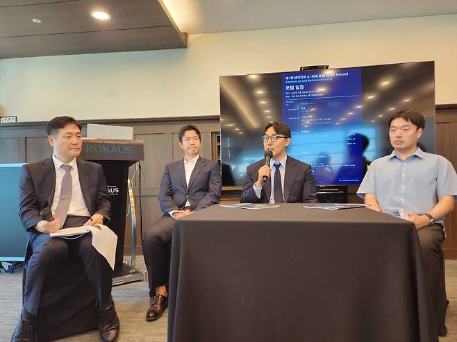 센티언트 AI와 국가안보 포럼 김창익 카이스트 안보과학기술대학원장(왼쪽 첫번째) 등이 지난 4일 서울 용산구 나인트리 프리미어 로카우스 호텔에서 국가정보원 후원으로 열린 '센티언트 AI와 국가안보 포럼'에서 토론하는 모습 [서울=연합뉴스]