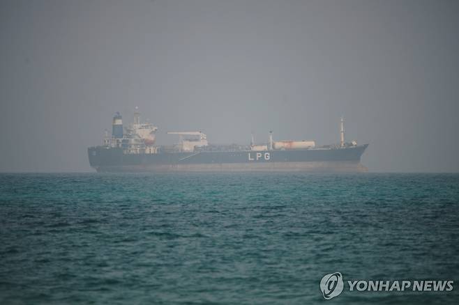 예멘 모카의 바브엘만데브 해협 북쪽 해상서 유조선이 항해하고 있다. [AP=연합뉴스 자료사진. 재판매 및 DB 금지] *기사와 관련이 없는 자료사진입니다.