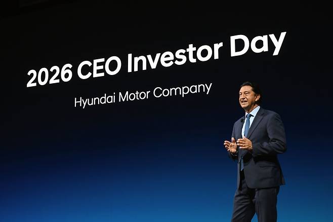 호세 무뇨스 현대차 대표이사(CEO·사장)가 ‘2026 CEO 인베스터 데이’에서 중장기 사업 전략을 설명하고 있다.(사진=현대차)