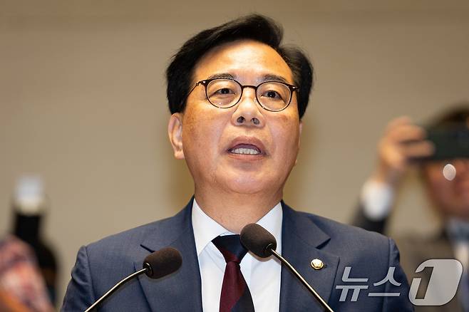 송언석 국민의힘 원내대표가 4일 서울 여의도 국회에서 열린 긴급 의원총회에서 모두 발언을 하고 있다. 2026.6.4 ⓒ 뉴스1 유승관 기자