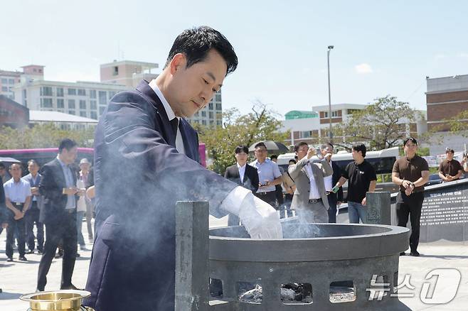 장동혁 국민의힘 대표가 지난 11일 경남 창원시 충무공 이순신 장군 동상 참배를 하고 있다. (국민의힘 제공) 2026.9.11 ⓒ 뉴스1 신웅수 기자