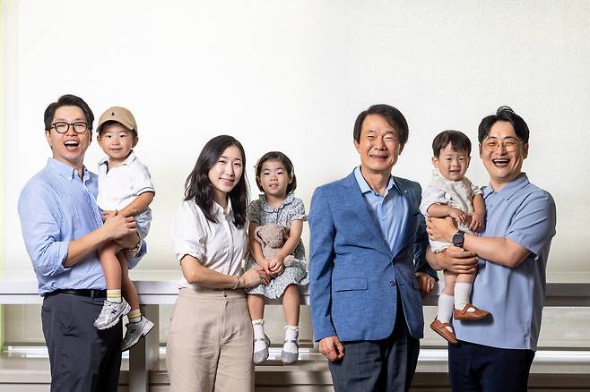 국내 유일의 인구 전문 싱크탱크인 '한반도미래인구연구원'을 세운 김종훈 한미글로벌 회장이 아이 낳은 직원들과 함께 포즈를 취했다./이신영 영상미디어 기자