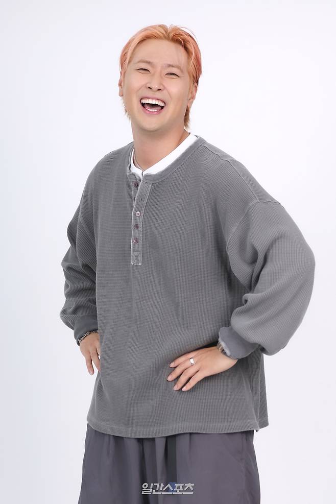 코미디언 유영우가 9일 오전 서울 중구 KG타워에서 진행된 일간스포츠와의 인터뷰에 앞서 사진 촬영을 하고 있다.서병수 기자 qudtn@edaily.co.kr /2026.09.09/
