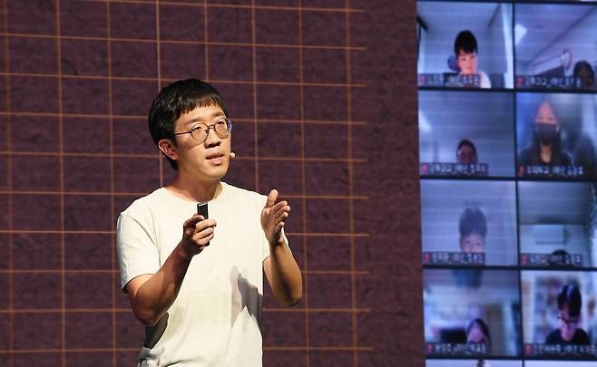 필즈상 수상자인 허준이 미국 프린스턴대 교수가 2023년 8월 1일 서울 서초구 삼성금융캠퍼스 비전홀에서 청소년 대상 강연을 하고 있다. 김지훈 기자