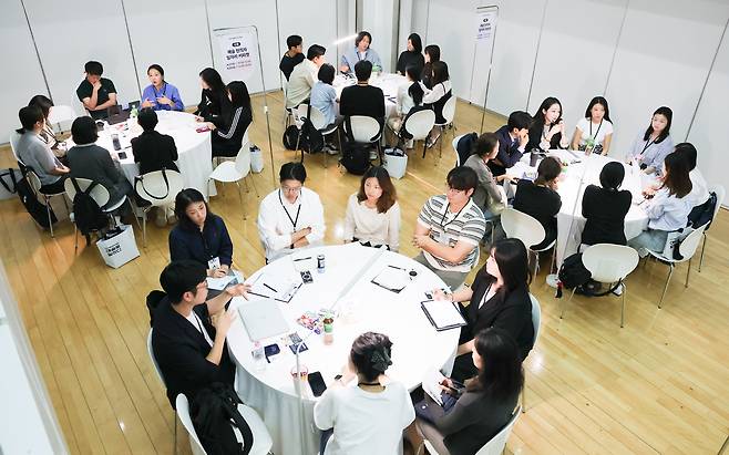 10일 서울 종로구 홍익대학교 대학로 아트센터에서 열린 ‘2026 예술 일자리 박람회’에서 참석자들이 예술 현직자 일자리 커피챗을 하고 있다. [윤창빈 기자‘