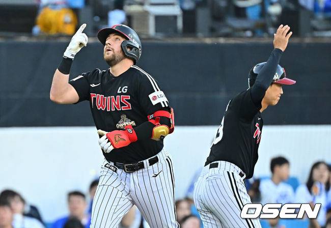 [OSEN=대구, 이석우 기자] 12일 대구삼성라이온즈파크에서 2026 신한 SOL KBO 리그 삼성 라이온즈와 LG 트윈스의 경기가 열렸다. 홈팀 삼성은 후라도가, 방문팀 LG는 톨허스트가 선발 출전했다. LG 트윈스 오스틴이 3회초 2사 좌월 솔로 홈런을 치고 세리머니를 하고 있다. 2026.09.12 / foto0307@osen.co.kr