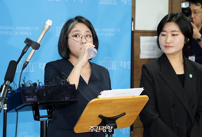 용혜인 성평등가족부 장관 후보자가 10일 국회 소통관에서 기자회견 도중 물을 마시고 있다. 박민규 선임기자