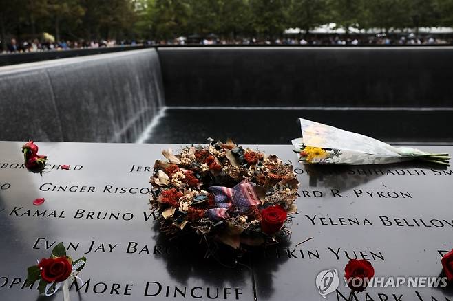 미국 뉴욕시 세계무역센터가 있던 '그라운드 제로'에 놓인 꽃들 [UPI=연합뉴스 자료사진. 재판매 및 DB 금지]