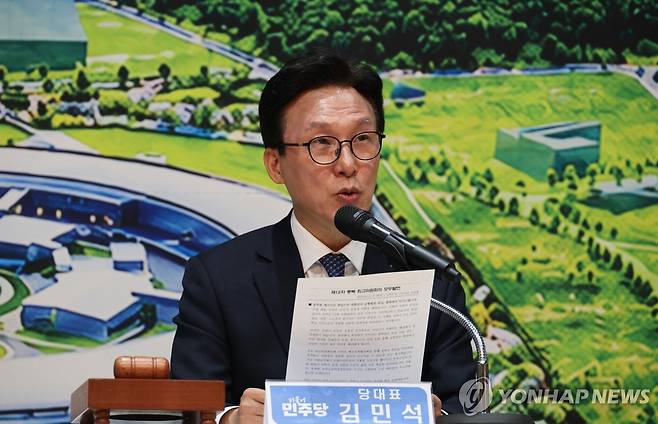 발언하는 김민석 민주당 대표 (청주=연합뉴스) 김형우 기자 = 더불어민주당 김민석 대표가 11일 오전 충북도청 신관6층 문화홀에서 열린 충북 최고위원회의에서 발언하고 있다. 2026.9.11 vodcast@yna.co.kr