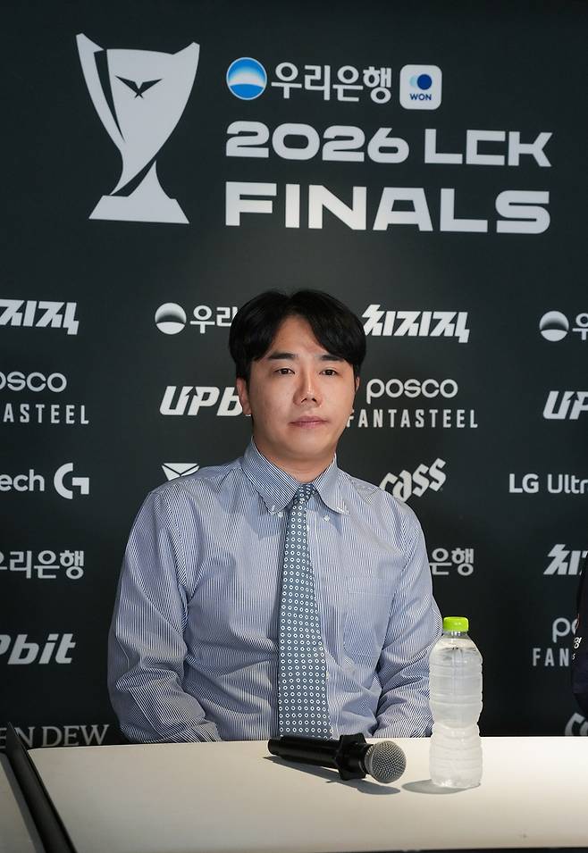 질문 듣는 윤성영 감독     (서울=연합뉴스) 김주환 기자 = 한화생명e스포츠 윤성영 감독이 12일 2026 LCK 플레이오프 결승 진출전 종료 후 기자간담회에서 질문을 듣고 있다. 한화생명은 이날 T1을 세트 스코어 3:1로 꺾고 결승전에 진출했다. 2026.9.12 jujuk@yna.co.kr