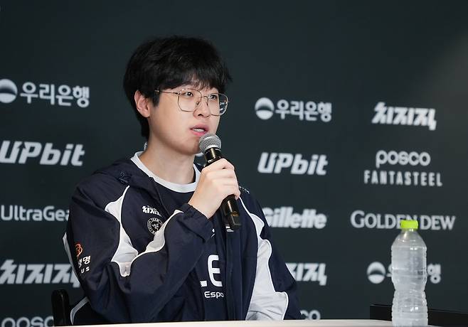 경기 복기하는 '제우스' 최우제     (서울=연합뉴스) 김주환 기자 = 한화생명e스포츠의 탑 라이너 '제우스' 최우제가 12일 2026 LCK 플레이오프 결승 진출전 종료 후 기자 간담회에서 질문에 답하고 있다. 한화생명은 이날 T1을 세트 스코어 3:1로 꺾고 결승전에 진출했다. 2026.9.12 jujuk@yna.co.kr