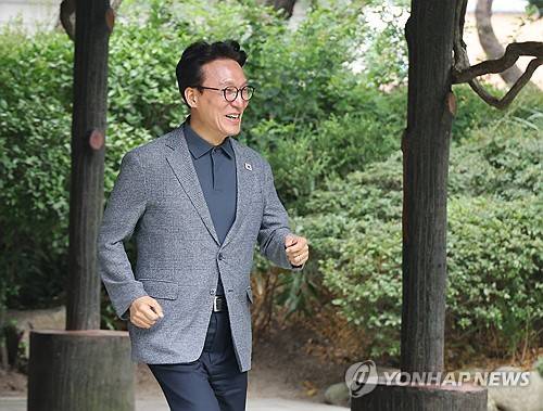 지각 입장.. 달리는 민주당 김민석 대표(서울=연합뉴스) 안정원 기자 = 더불어민주당 김민석 대표가 13일 서울 종로구 삼청동 국무총리 서울공관에서 열린 고위당정협의회에 3분여 늦게 도착한 뒤 한성숙 국무총리와 강훈식 대통령비서실장 등 참석자들이 모여있는 곳으로 달려가고 있다. 2026.9.13 jeong@yna.co.kr