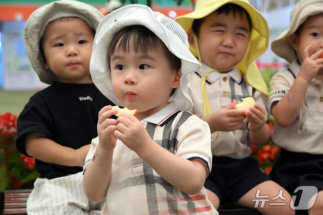 13일 전북 장수군에서 '한우랑 사과랑 축제'가 열리고 있는 가운데 한 어린이가 사과를 먹고 있다. 축제는 이날까지 의암공원 일원에서 열린다.  (장수군 제공. 재판매 및 DB 금지)2026.9.13
