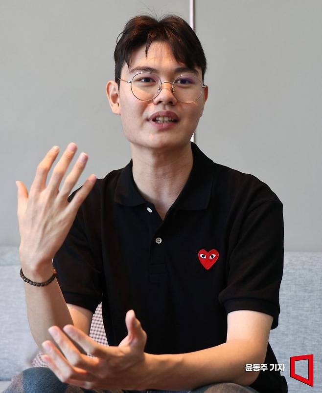 최형빈 애딧앤아크 대표가 아시아경제와 인터뷰를 하고 있다. 윤동주 기자