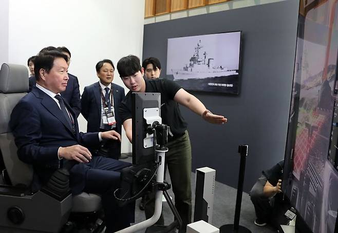 최태원 SK그룹 회장이 지난 11일 울산시 울주군 울산전시컨벤션센터(UECO)에서 ‘2026 울산포럼’과 연계해 열린 ‘WAVE 2026(울산세계미래산업박람회)’ 전시장을 둘러보고 전시 콘텐츠를 직접 체험하고 있다. ⓒSK