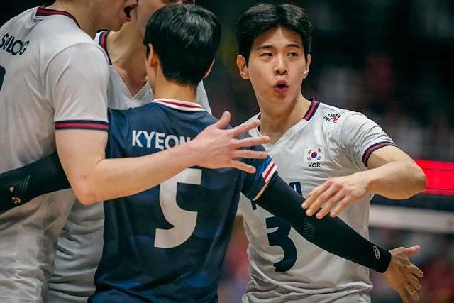 한국 남자 배구를 9년 만에 아시아 3위로 이끈 세터 황승빈(오른쪽). 국제배구연맹(FIVB) 제공