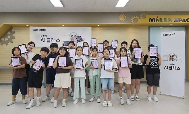 올해 서울 홍제초등학교 4학년 1반에서 진행된 '갤럭시 AI 클래스' 수업 모습. 삼성전자 제공
