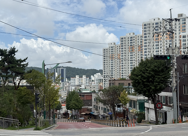 2일 서울 은평구 응암동 백련산힐스테이트 2차 단지 앞에서 본 모습. 언덕에 위치해 있어 내리막을 타고 내려가야 새절역, 불광천 등으로 접근할 수 있다. 최은서 기자