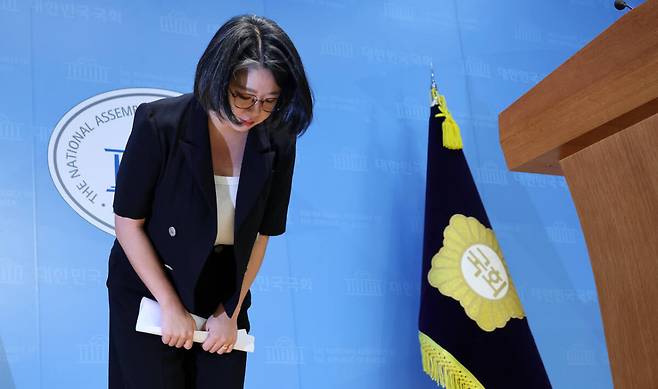 용혜인 성평등가족부 장관 후보자가 13일 국회 소통관에서 후보직 자진 사퇴 기자회견을 마친 뒤 고개 숙여 인사하고 있다. 연합뉴스