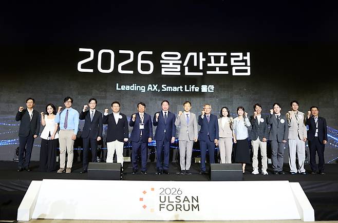 11일 울산시 울주군 울산전시컨벤션센터(UECO)에서   ‘2026 울산포럼’에서  (왼쪽 일곱번쩨부터 ) 최태원 SK그룹 회장,  김상욱 울산 시장 등 주요 참석자들이  기념촬영을 하고 있다.SK