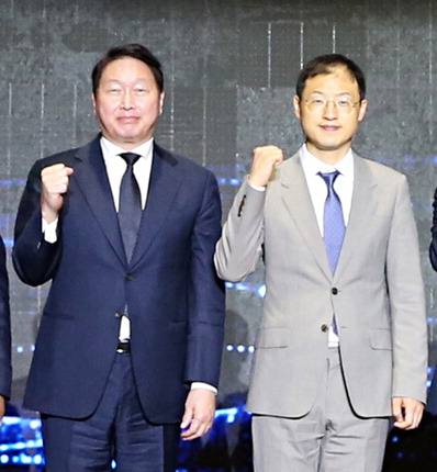 울산포럼에 참석한 최태원 SK그룹 회장(왼쪽), 김상욱 울산시장. SK