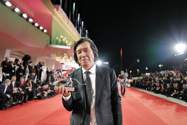 이창동 감독이 12일(현지시간) 이탈리아 베네치아 리도섬에서 폐막한 베니스 국제영화제에서 2등상인 심사위원대상을 수상한 뒤 레드카펫에서 포즈를 취하고 있다. 넷플릭스 제공
