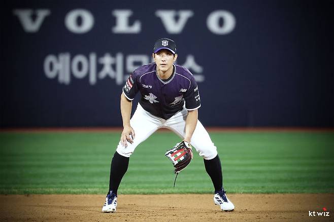 [서울=뉴시스] 프로야구 KT 위즈 황재균이 13일 수원 KT위즈파크에서 열린 2026 신한 쏠 KBO리그 롯데 자이언츠와의 홈 경기에서 특별 엔트리에 올라 교체 출전해 수비를 하고 있다. (사진=KT 위즈 제공) 2026.09.13. *재판매 및 DB 금지